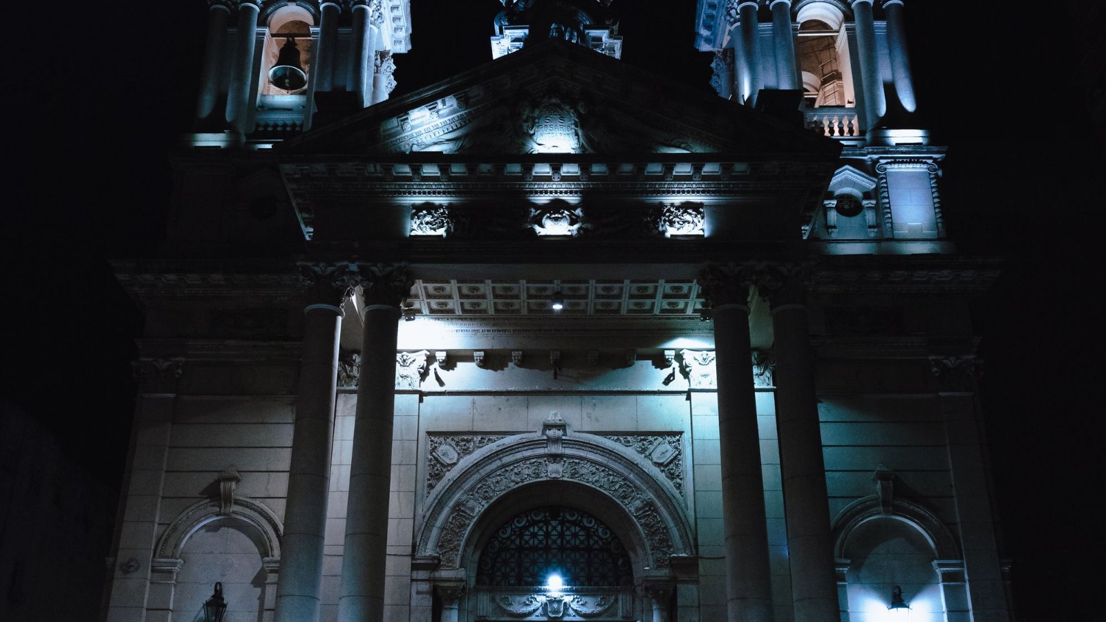 Vista nocturna de una iglesia histórica de Rosario