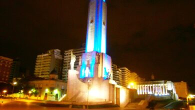 Monumento a la Bandera iluminado de noche en Rosario