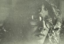 Fito Páez joven, en blanco y negro, en una foto de 1983 tomada en su casa de Rosario