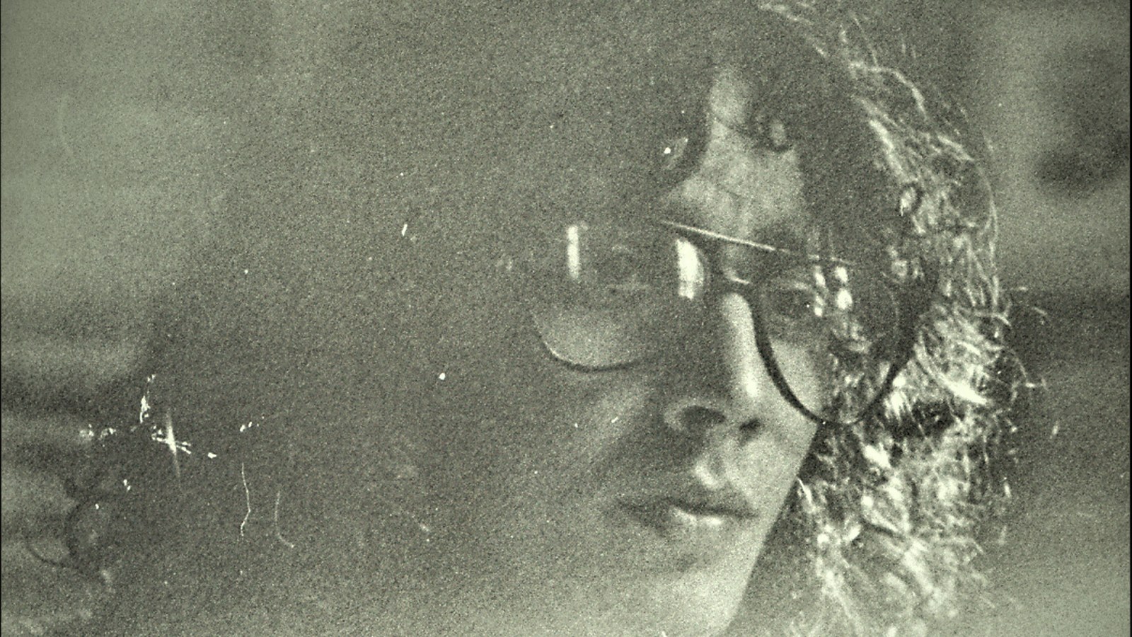 Fito Páez joven, en blanco y negro, en una foto de 1983 tomada en su casa de Rosario