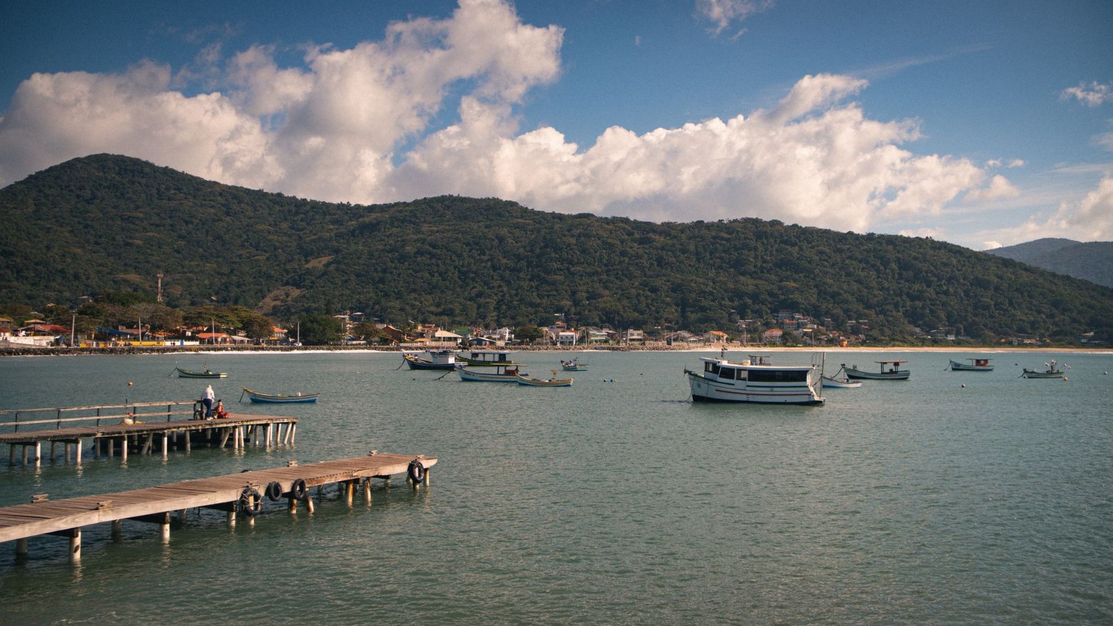 Botes anclados junto a un muelle de madera en Florianópolis