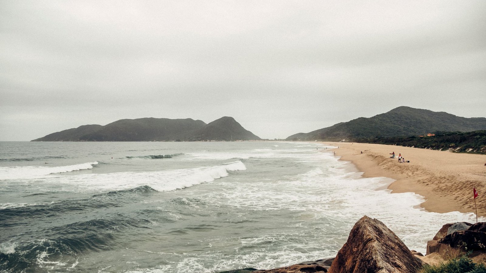 Playa y olas en Florianópolis, Brasil