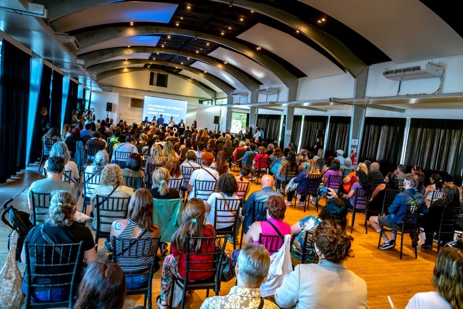 Salón lleno de emprendedores sentados escuchando una charla en un encuentro de la Municipalidad de Rosario