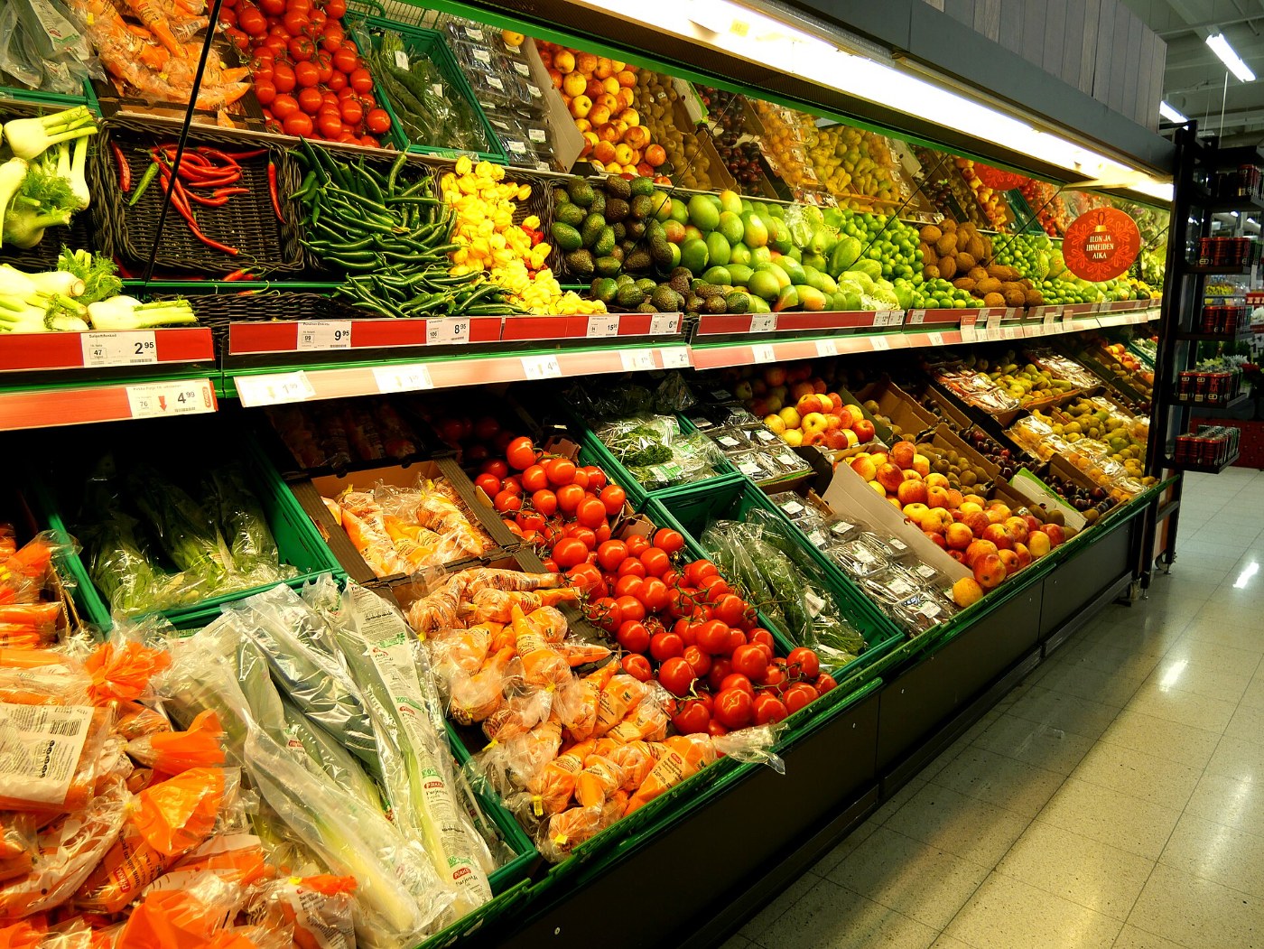 Puesto de frutas y verduras en un mercado
