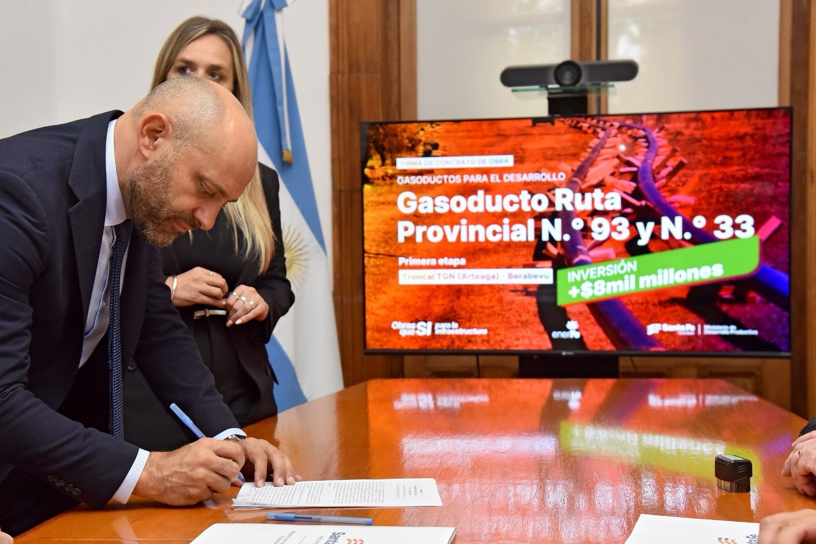 Firma del contrato de la primera etapa del Gasoducto de la Ruta 93 en abril de 2025