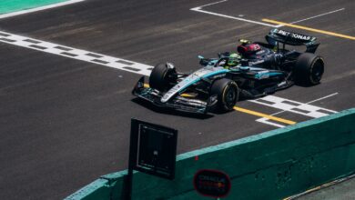 Auto de Fórmula 1 cruzando la línea de llegada en un circuito