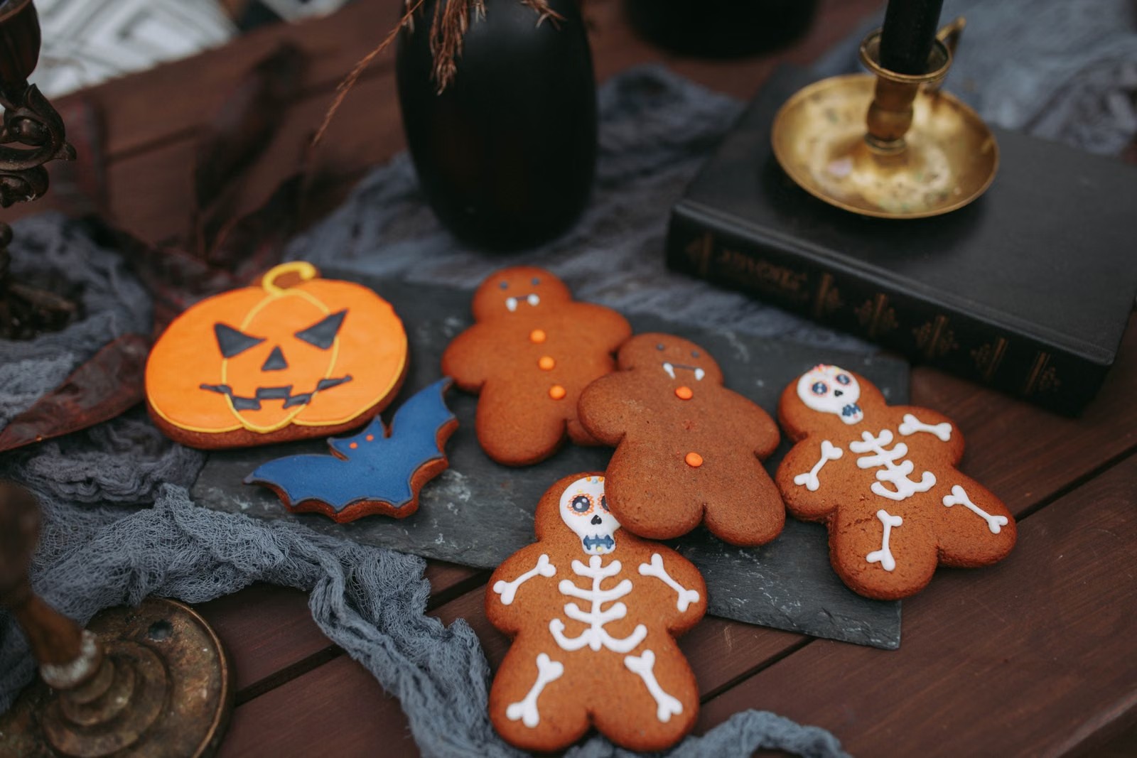 Galletitas decoradas con forma de calabaza y esqueleto