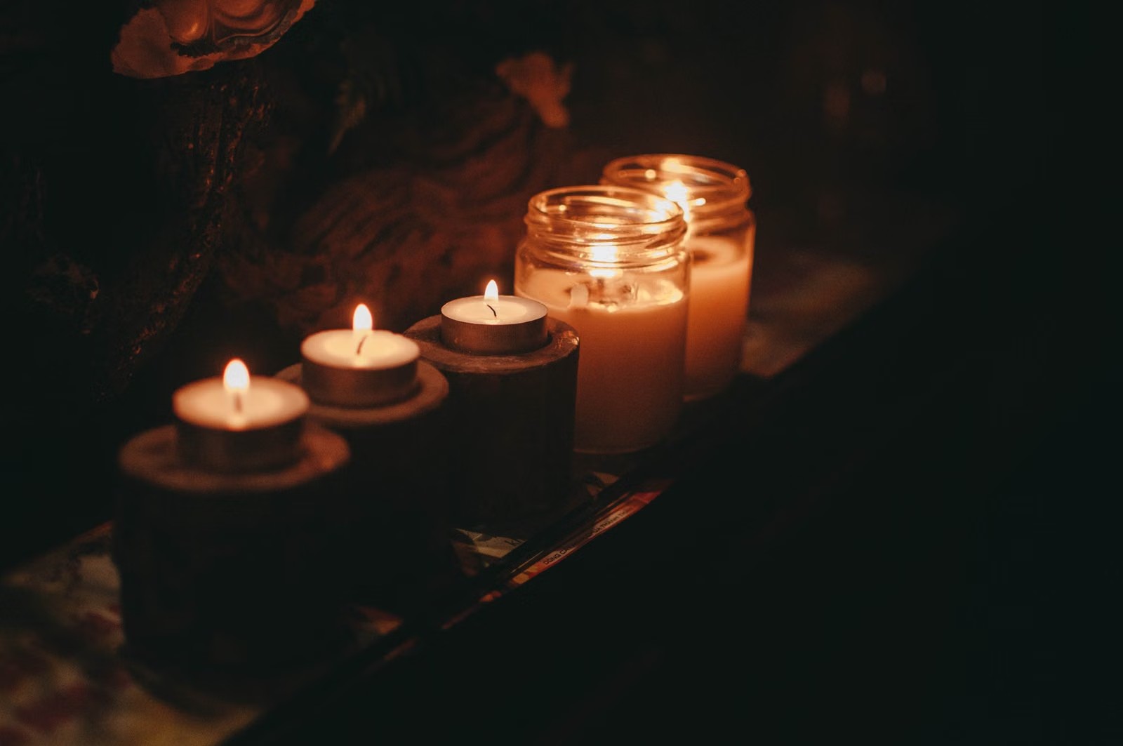Velas encendidas en frascos de vidrio
