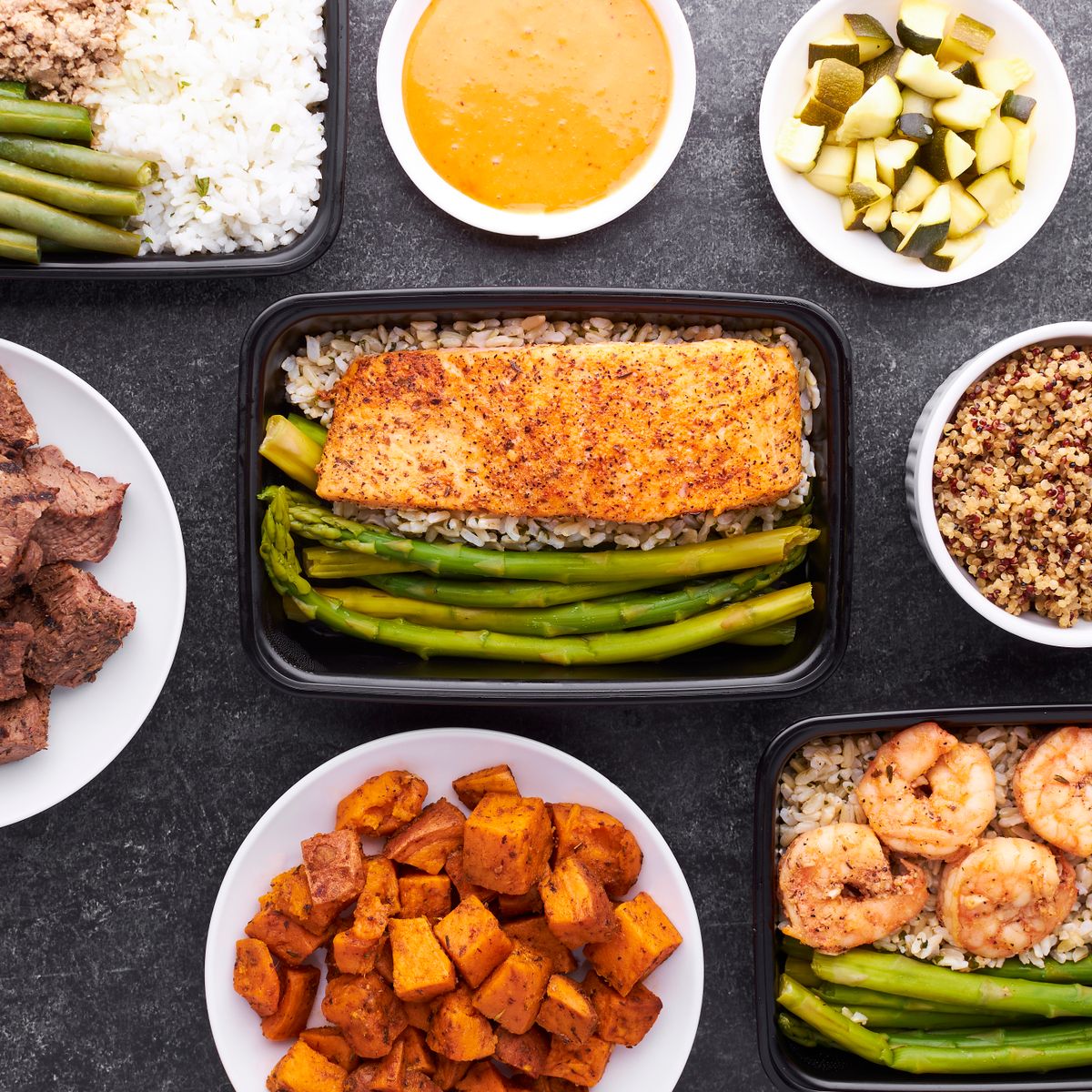 Recipientes con comida preparada para guardar en la heladera