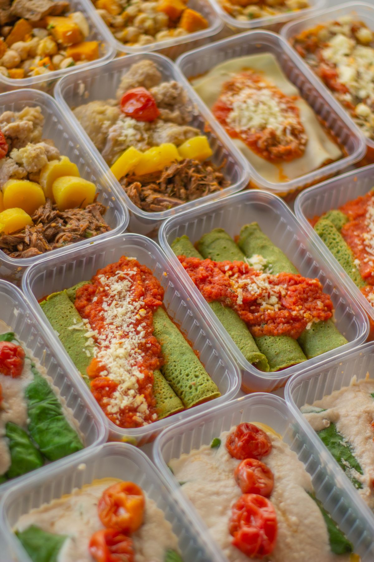 Viandas con comida cocida listas para refrigerar