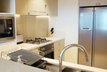 Heladera abierta con alimentos guardados