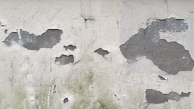 Pared con pintura descascarada y manchas de humedad