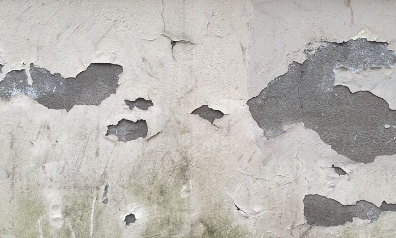 Pared con pintura descascarada y manchas de humedad