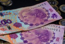 Billetes de pesos argentinos sobre una mesa