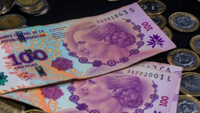 Billetes de pesos argentinos sobre una mesa
