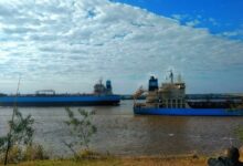 Río Paraná visto desde Rosario con dos barcos navegando
