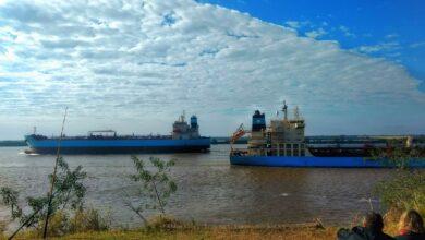Río Paraná visto desde Rosario con dos barcos navegando