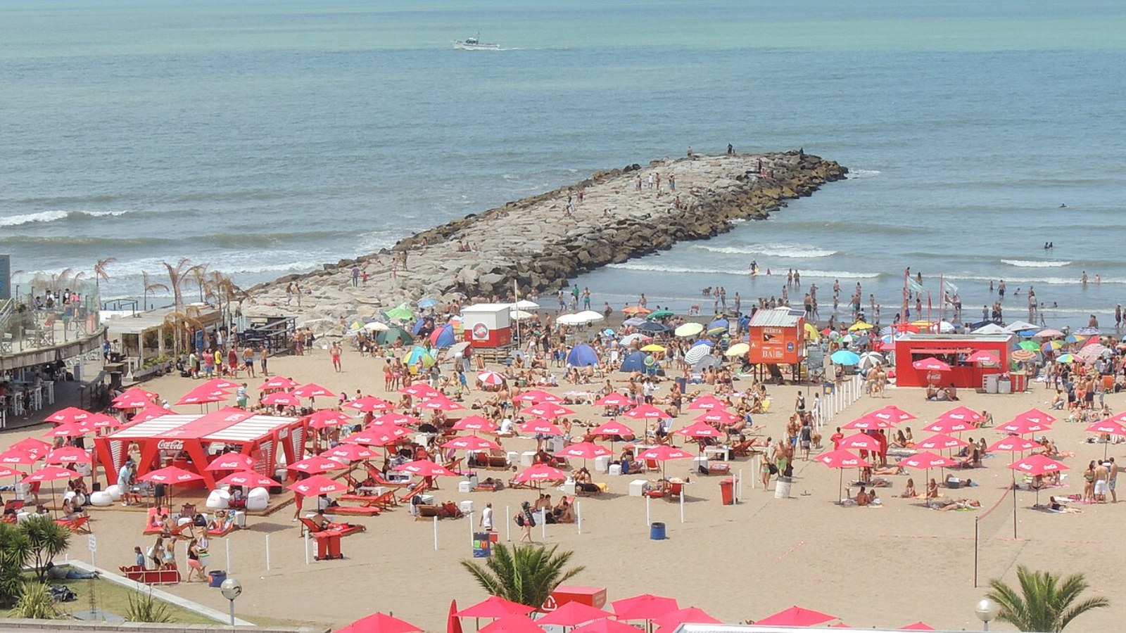 Playa Grande de Mar del Plata llena de sombrillas y bañistas en verano
