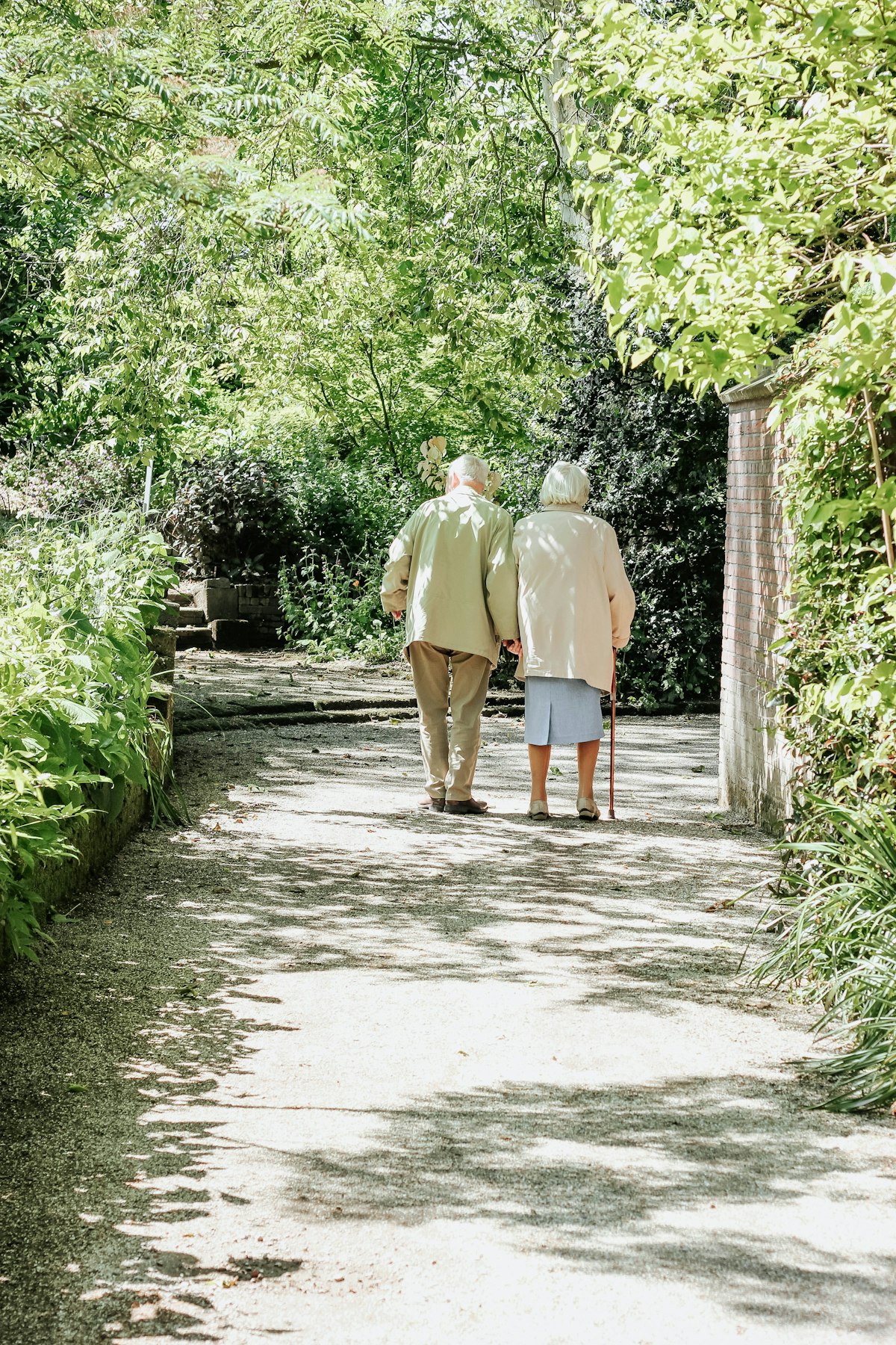 Hombre y mujer caminando por un camino durante el día