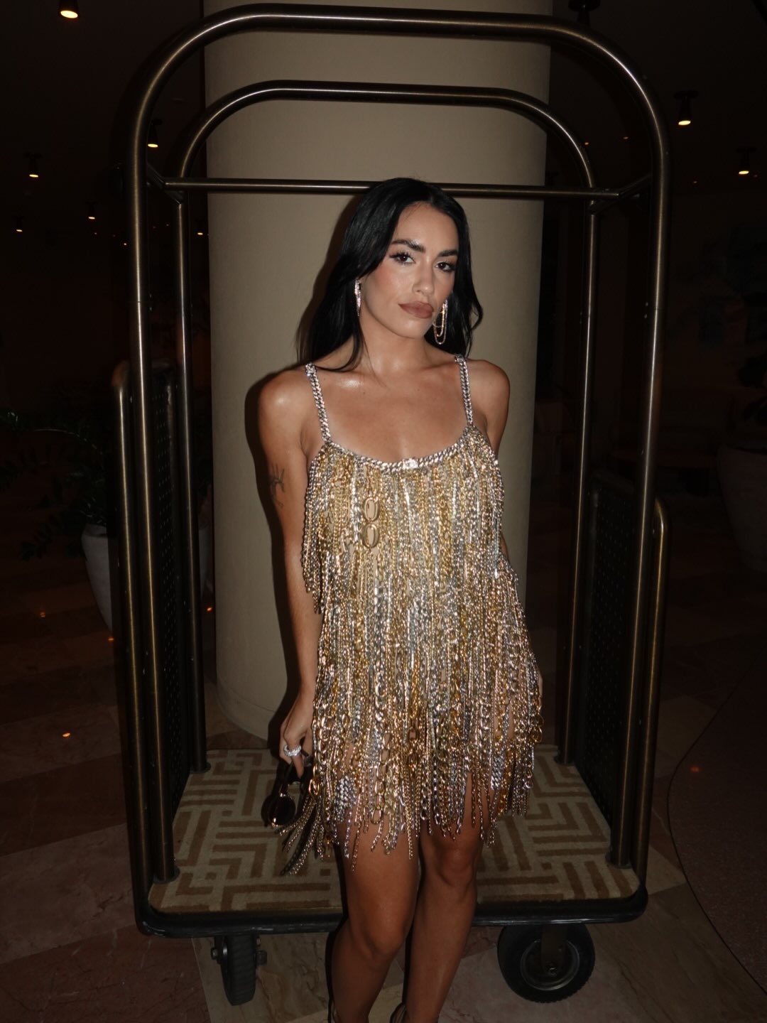Lali Espósito de frente con vestido de flecos de cadenas doradas y plateadas