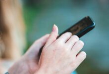 Manos sosteniendo un celular para revisar el almacenamiento