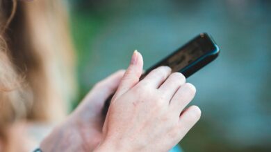 Manos sosteniendo un celular para revisar el almacenamiento