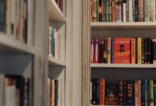 Libros de colores ordenados en la estantería de una librería