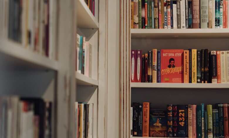 Libros de colores ordenados en la estantería de una librería