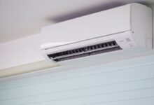 Equipo de aire acondicionado split instalado en la pared de un living