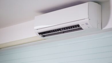 Equipo de aire acondicionado split instalado en la pared de un living