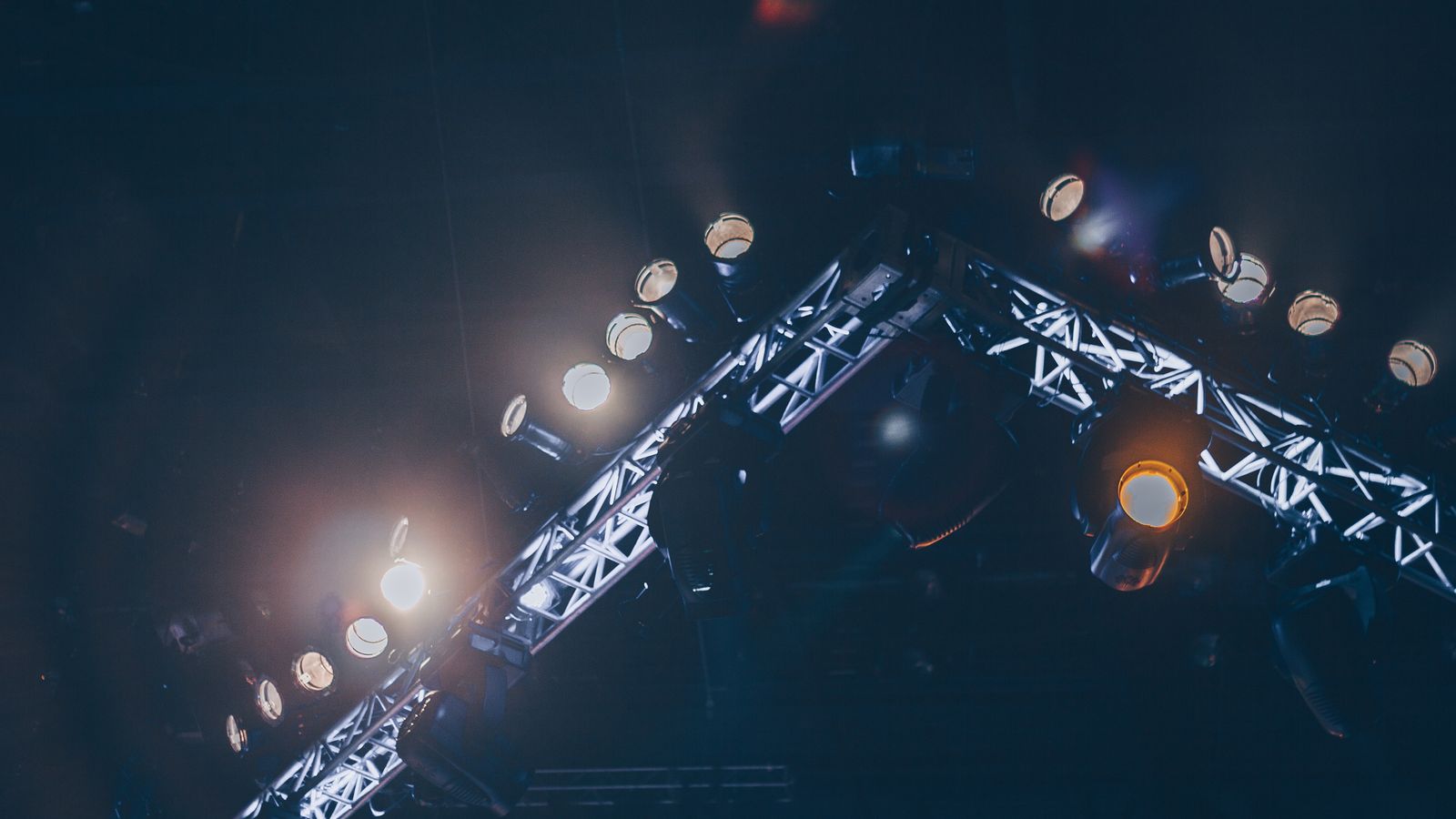Luces de escenario encendidas en un recinto de conciertos