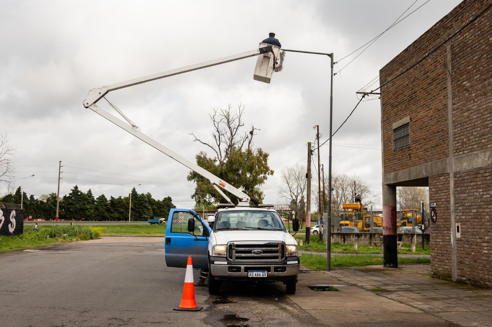 Trabajos de recambio de luminarias led en una calle de Rosario