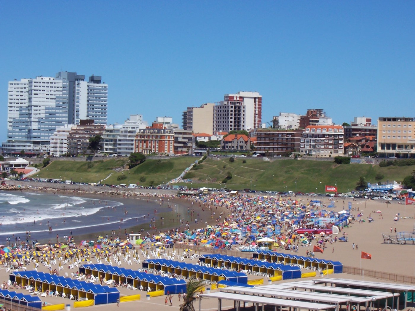 Playa de Mar del Plata con gente en pleno verano