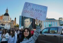 Columna de estudiantes y docentes con carteles en la cuarta Marcha Federal Universitaria en Rosario, mayo de 2026