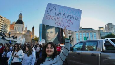 Columna de estudiantes y docentes con carteles en la cuarta Marcha Federal Universitaria en Rosario, mayo de 2026