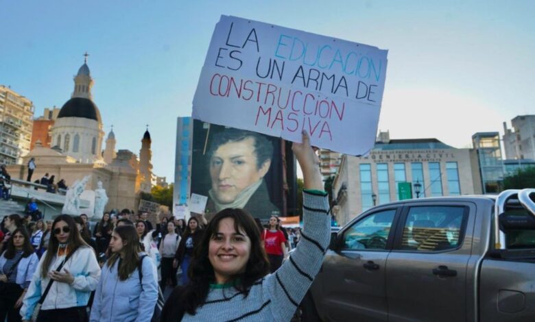 Columna de estudiantes y docentes con carteles en la cuarta Marcha Federal Universitaria en Rosario, mayo de 2026