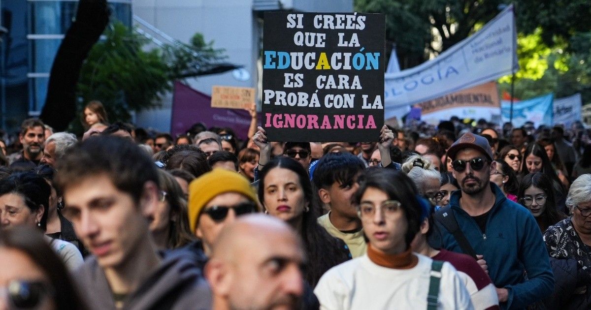 Movilización universitaria en Rosario en defensa de la ley de financiamiento