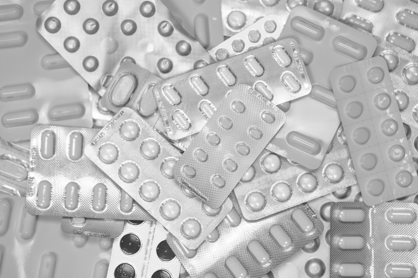 Blísters de medicamentos sobre una mesa