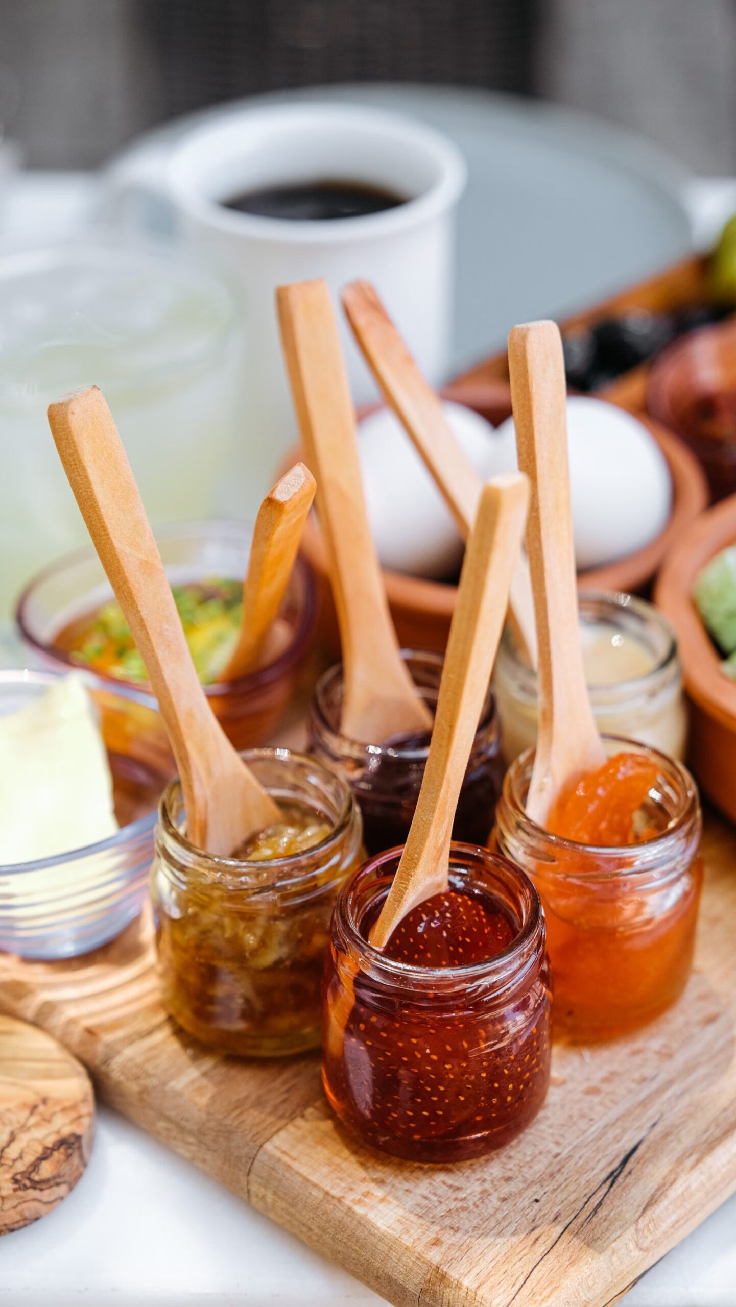 Frascos de mermelada casera con cucharas de madera