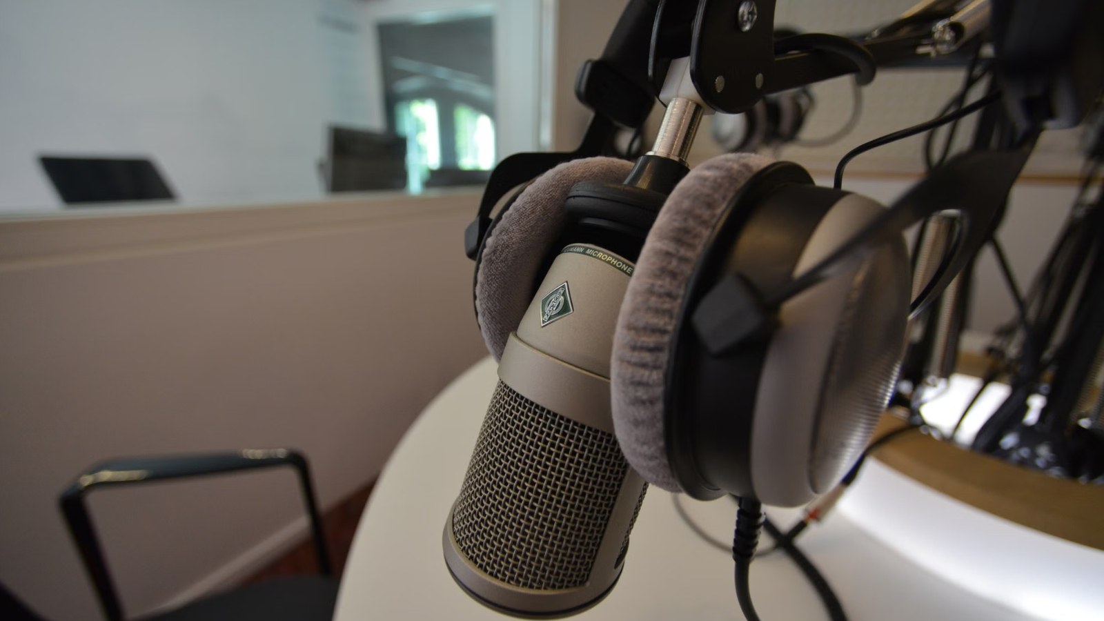 Primer plano de un micrófono de estudio con auriculares