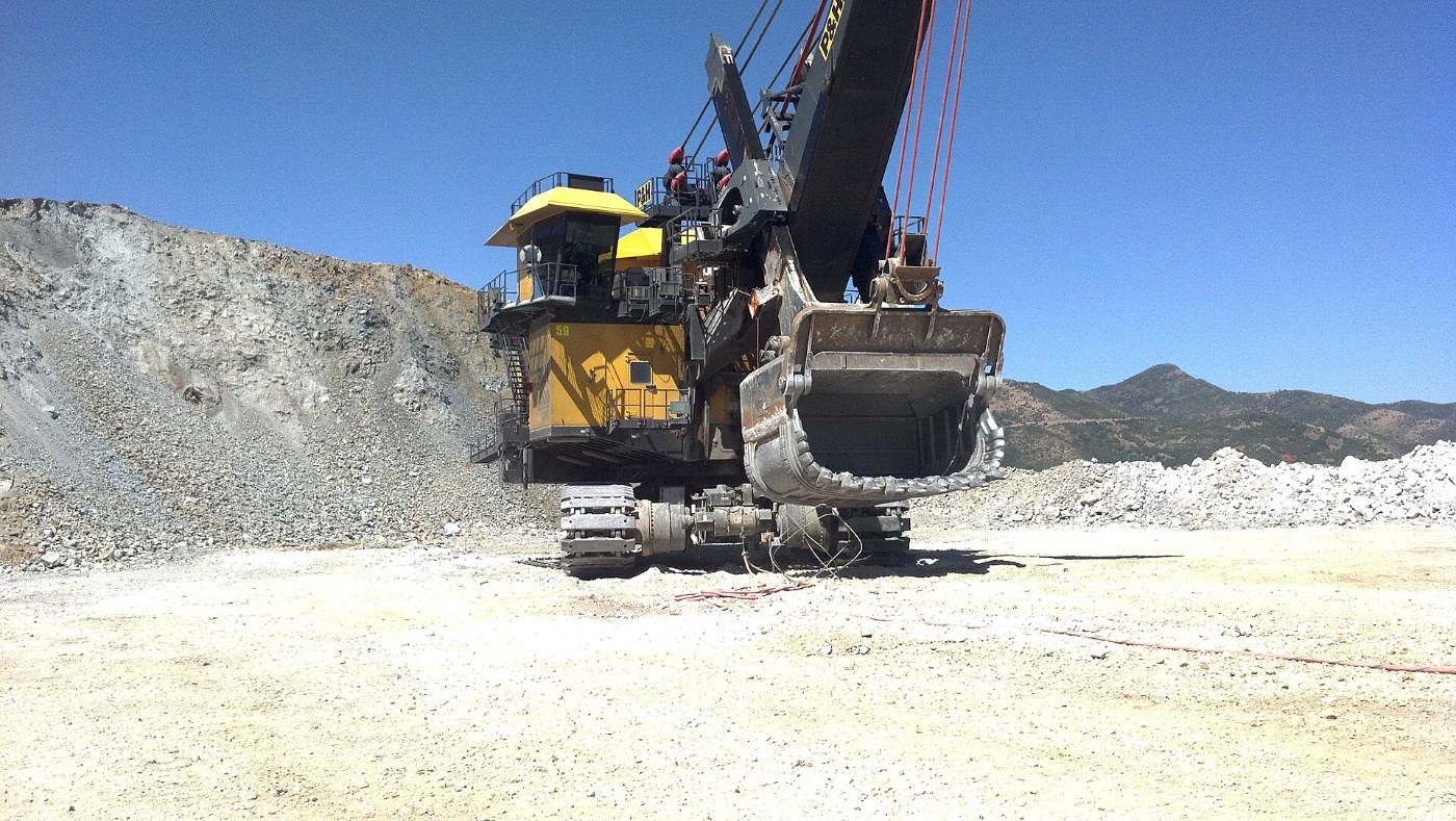 Excavadora en una mina a cielo abierto de cobre