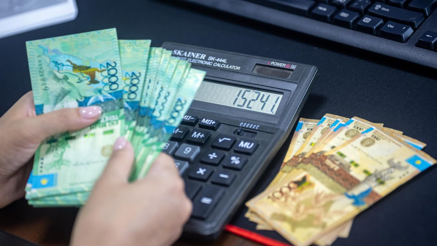 Calculadora y billetes sobre una mesa