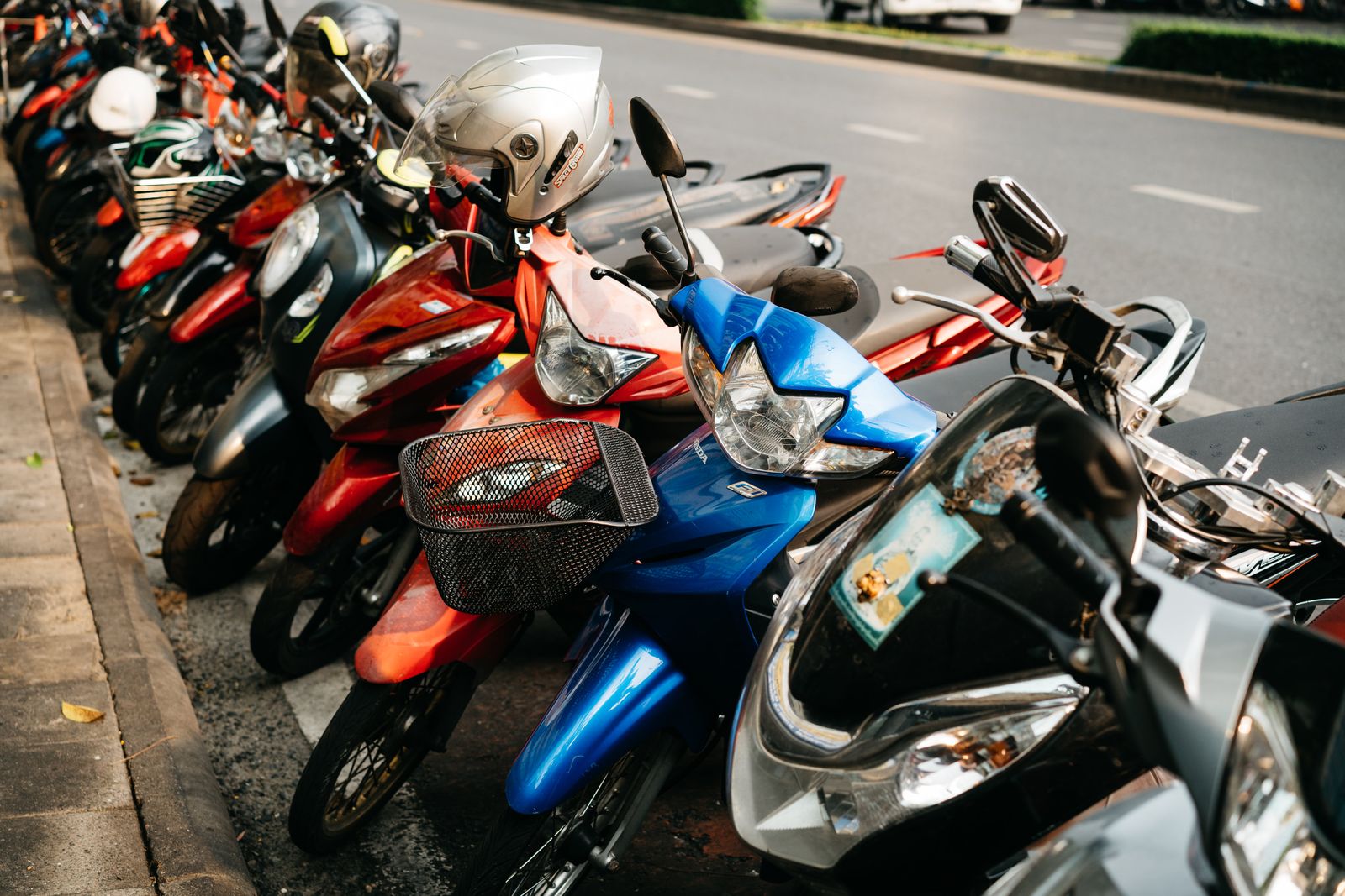 Fila de motos estacionadas en una calle urbana