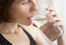 Mujer tomando un vaso de agua