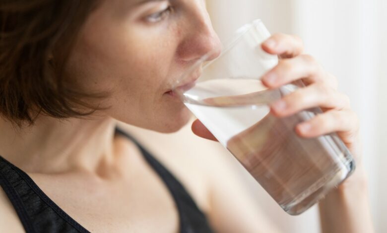 Mujer tomando un vaso de agua