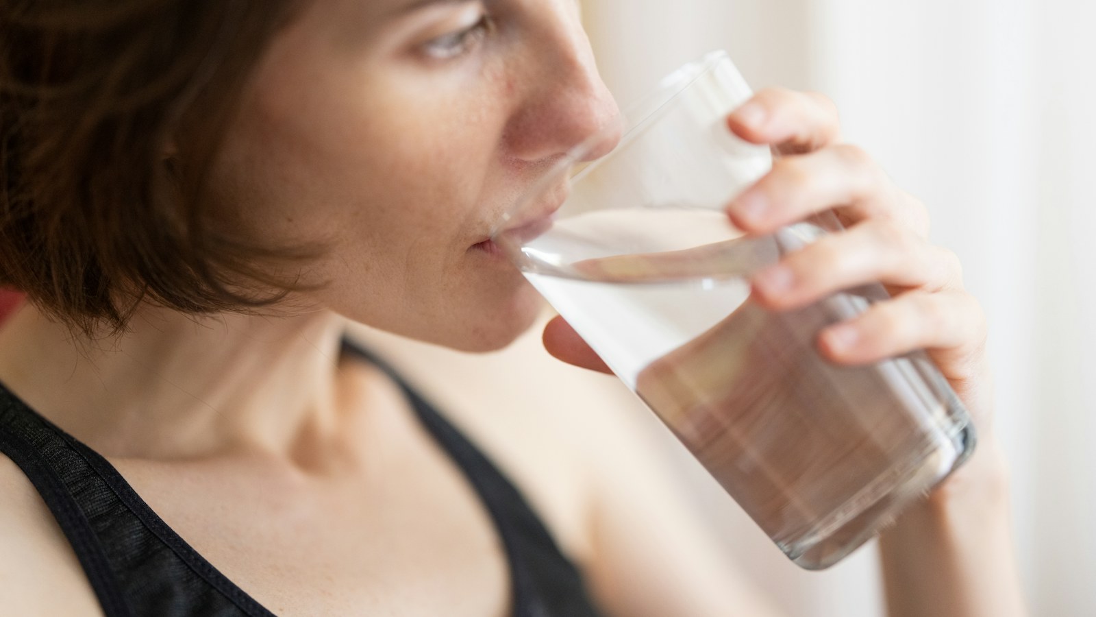 Mujer tomando un vaso de agua