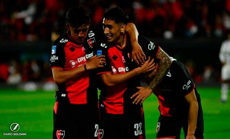 Jugadores de Newell's se abrazan tras un gol ante Central Córdoba