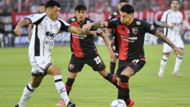 Jugador de Newell's disputa la pelota con un rival de Central Córdoba en el Coloso Marcelo Bielsa