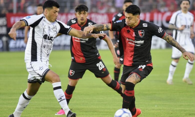 Jugador de Newell's disputa la pelota con un rival de Central Córdoba en el Coloso Marcelo Bielsa