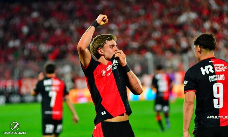 Jugador de Newell's festeja con el puño en alto en el Coloso